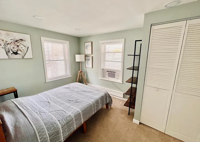 Ultra Modern - Entire 3 Bedroom Apartment - 5 Min Walk To The Beach