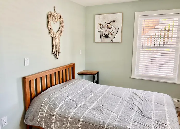 Ultra Modern - Entire 3 Bedroom Apartment - 5 Min Walk To The Beach
